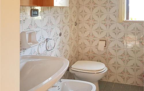 Kylpyhuone majoituspaikassa Amazing Home In Montorio Al Vomano With Kitchen
