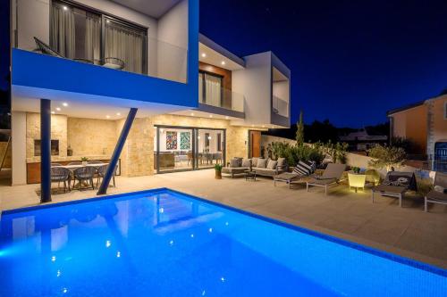 Villa Seven Seas with heated pool and jacuzzi by the sea