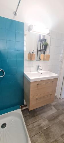une salle de bain avec un lavabo et une baignoire dans l'établissement Nid douillet a Cabestany, à Cabestany
