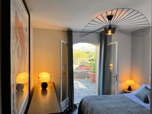 サン・ラファエルにあるVilla familiale avec vue imprenableのベッドルーム1室(ベッド1台、ランプ2つ付きのテーブル付)