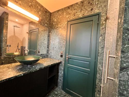 a bathroom with a green door and a sink at Villa familiale avec vue imprenable in Saint-Raphaël