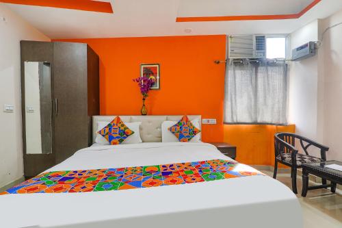 Een bed of bedden in een kamer bij FabHotel Vinayaka