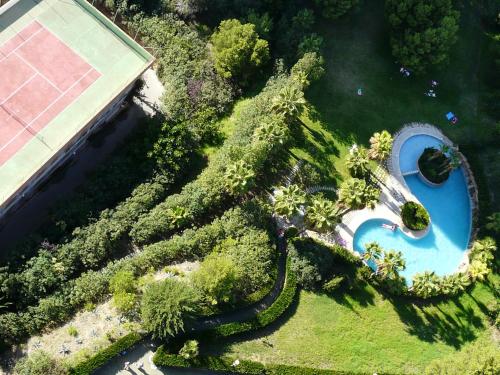 een uitzicht over een zwembad in een tuin bij Apartamentos Beni-Beach in Benidorm