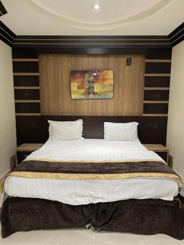 a bedroom with a large bed in a room at برج الراية للشقق المخدومة in Riyadh