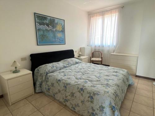 a bedroom with a bed and a desk and a window at The Sunny Lake - Apartment with Pool in Desenzano del Garda