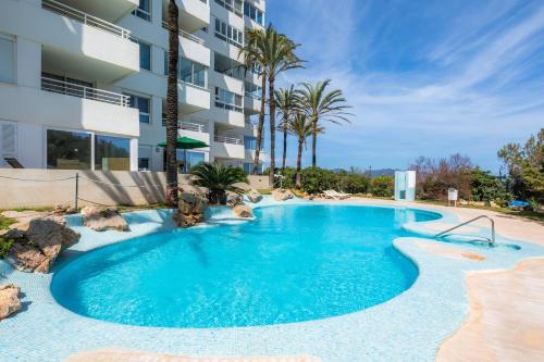 basen przed budynkiem w obiekcie Top Strandwohnung Marina Park w Cala Millor