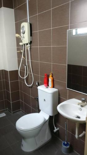 Ένα μπάνιο στο Setia Residen Semi-D two half storey 5 Bedrooms unlimited wifi