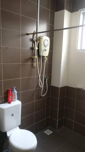 Ένα μπάνιο στο Setia Residen Semi-D two half storey 5 Bedrooms unlimited wifi