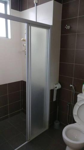Ένα μπάνιο στο Setia Residen Semi-D two half storey 5 Bedrooms unlimited wifi
