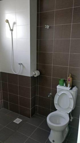 Ένα μπάνιο στο Setia Residen Semi-D two half storey 5 Bedrooms unlimited wifi