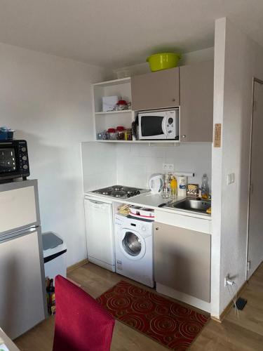 a kitchen with a washing machine and a sink at Appartement 2 chambres - La Foux d'Allos, les Balcons du soleil - Vue magnifique in Allos