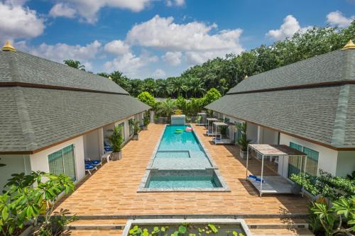 einen Luftblick auf den Pool einer Villa in der Unterkunft Amadha Villas Retreat - Free Tuk-Tuk Service To the Beach in Ao Nang Beach