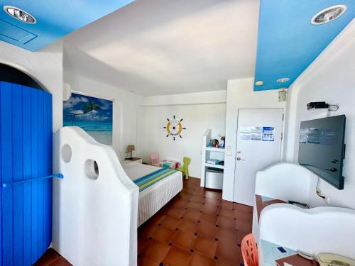 a childs bedroom with a white and blue ceiling at 海灘戀情 Beach Love 近沙灘-國旅卡特約商店 in Eluan