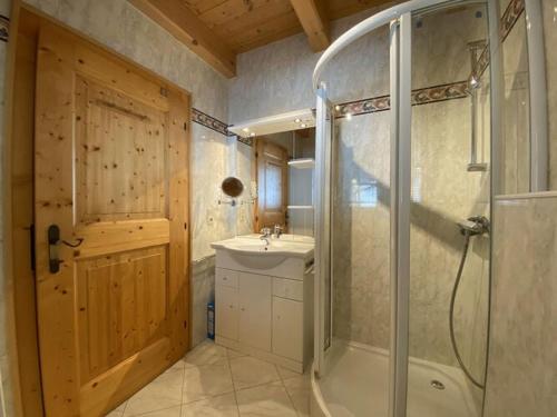 y baño con ducha y lavamanos. en holiday home, Krimml, en Krimml