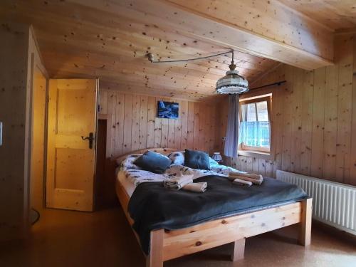 Una mujer acostada en una cama en una habitación en holiday home, Krimml, en Krimml