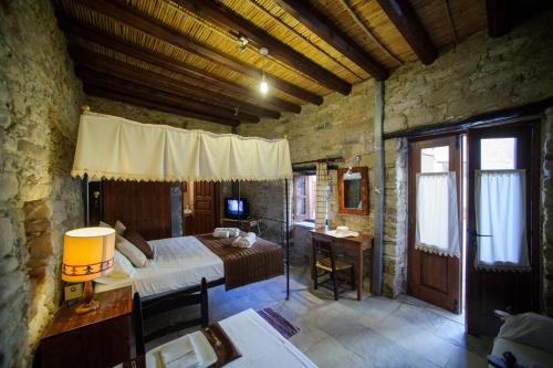een slaapkamer met een bed en een bureau in een kamer bij Teacher's House in Maroni