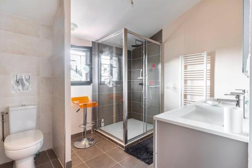 Koupelna v ubytování Grande chambre privée avec salle de bain et WC