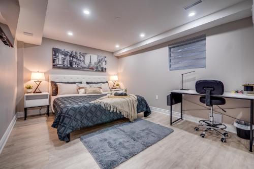 Postel nebo postele na pokoji v ubytování Vacation Suite in Pickering