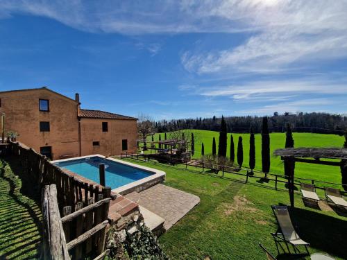 a house with a swimming pool in a yard at Villa Le Caggia in Sovicille