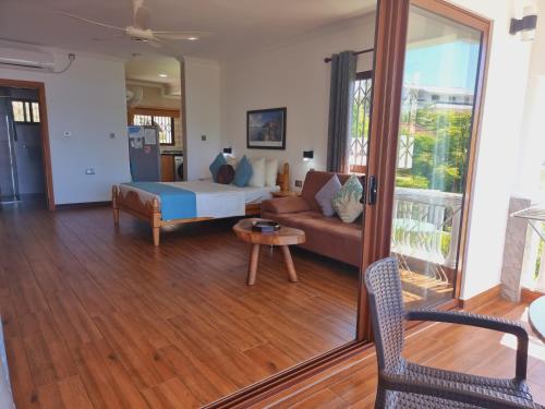 貝爾歐布萊的住宿－Drake Seaside Studio Apartments，客厅配有床和沙发