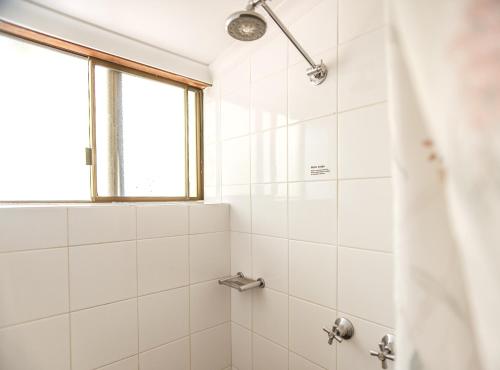 baño con ducha y ventana en Bussells Bushland Cottages, en Margaret River Town