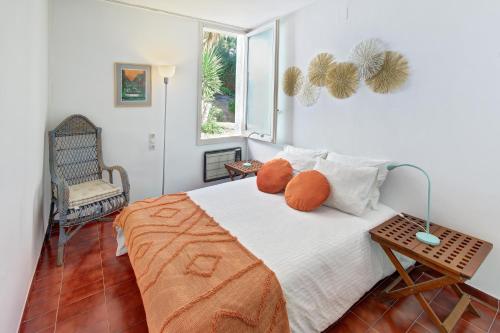 ブラナスにあるSeaHomes Vacations - MARINA BLUE in a exclusive placeのベッドルーム1室(オレンジ色の枕が付いたベッド1台付)