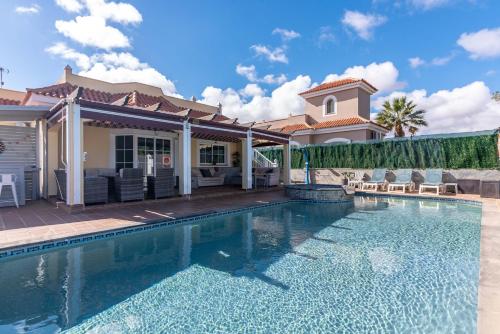 Comfortable family house with pool and jacuzzi