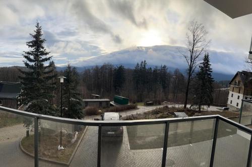 a balcony with a view of a mountain at Podgrzewany basen, sauna, nowy Revist Szklarska B7 in Szklarska Poręba