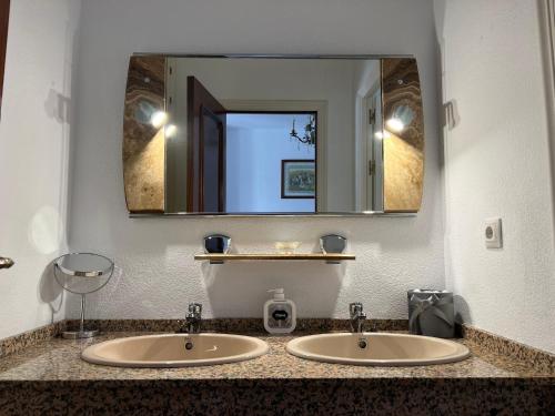 Baño con 2 lavabos y espejo en Casa Los Valenzuela, en Córdoba