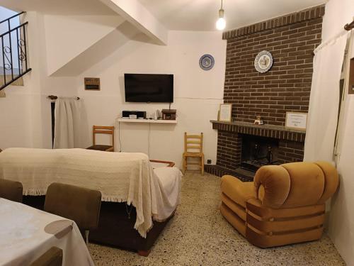 une chambre d'hôtel avec un lit et une cheminée dans l'établissement Casa de pueblo cerca de Gredos y Navaluenga, à Navalmoral