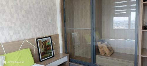 una camera con porta a vetri e finestra di Homestay căn hộ Mẹ Khang a Dĩ An