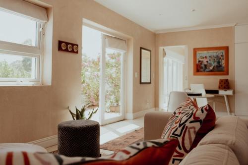 salon z kanapą i dwoma oknami w obiekcie The Bean Tree w mieście McGregor
