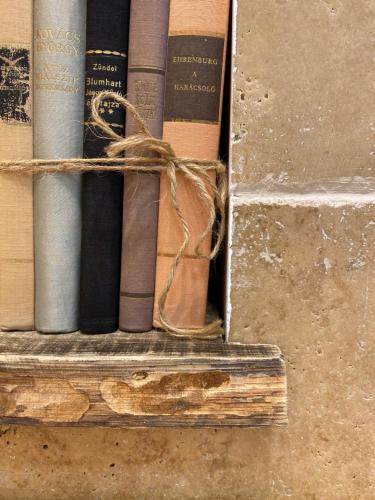 una scatola piena di libri seduti su un tavolo di Nook. The Design Apartment a Târgu-Mureş