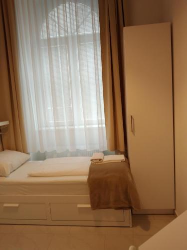 a bedroom with a bed and a window at CH-Hotel Luka Budget in Vienna