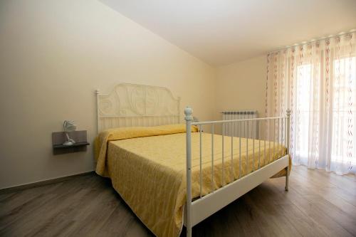 1 dormitorio con 1 cama con colcha amarilla en Casa Landi, en Cetara