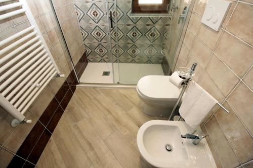 a small bathroom with a toilet and a sink at Casa Landi in Cetara