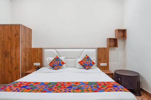 Ліжко або ліжка в номері FabHotel Sirtaj Suites