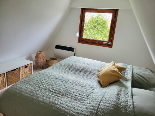 a bedroom with a large bed with a window at Ferienhaus Yanic in Neuharlingersiel