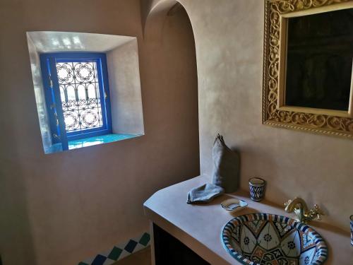 baño con lavabo y ventana en Bab El Atlas, en Kalaat MGouna