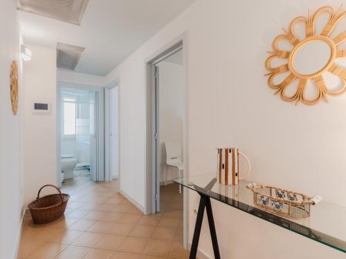 een badkamer met een spiegel aan de muur en een wastafel bij Domus Perrone Garden Blue & Yellow in Squinzano