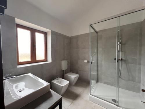 ein Bad mit einem Waschbecken, einer Dusche und einem WC in der Unterkunft Villa Stella in Svetvinčenat