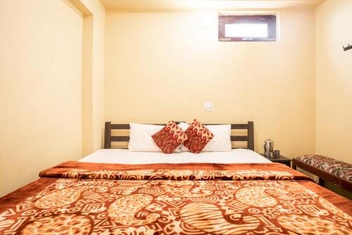 een slaapkamer met een groot bed met 2 kussens bij Shivom Home Stay Artola Jageshwar in Panuānaula