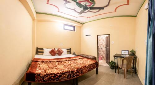 een slaapkamer met een bed, een tafel en een plafond bij Shivom Home Stay Artola Jageshwar in Panuānaula
