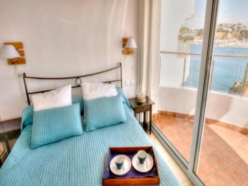 1 dormitorio con 1 cama y vistas al océano en Club de Mar Apto frente al mar para 6 pax C16044, en Sant Feliu de Guíxols