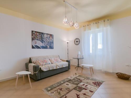 een woonkamer met een bank en een tafel bij Domus Perrone Garden Blue & Yellow in Squinzano