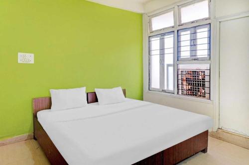 Una cama o camas en una habitación de SPOT ON Ganesh Guest House