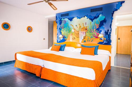 1 dormitorio con 1 cama grande y un mural de Disney en la pared en Diver Roquetas, en Roquetas de Mar