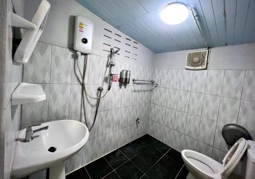 ห้องน้ำของ MrT Riverside Sampran มิสเตอร์ที โฮมสเตย์-ชมนาด