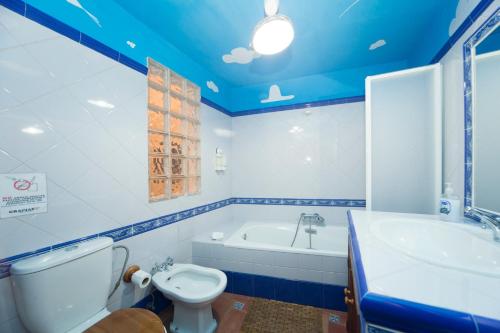グラナダにあるRealejo Príncipeのバスルーム(バスタブ、トイレ、シンク付)