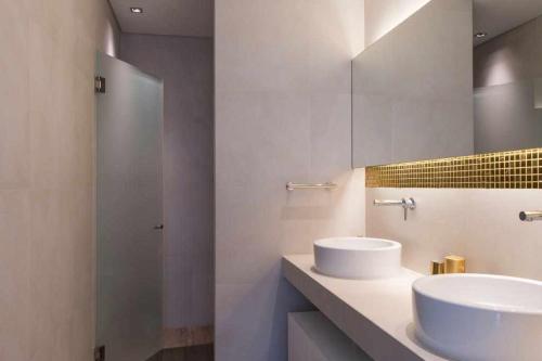 ヴィラモウラにあるMarina Vilamoura Penthouse Aquamar 606のバスルーム(シンク、鏡、シャワー付)